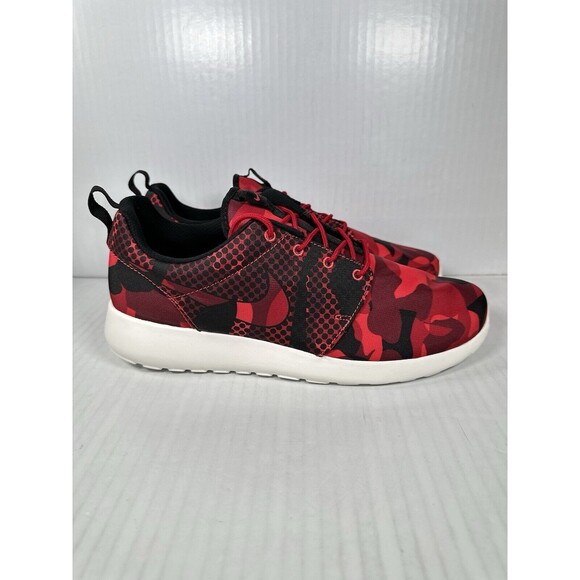 Size 9 Men’s Nike Roshe One Red Black Print Shoe Sneaker 655206-606 NEW - Picture 1 of 8